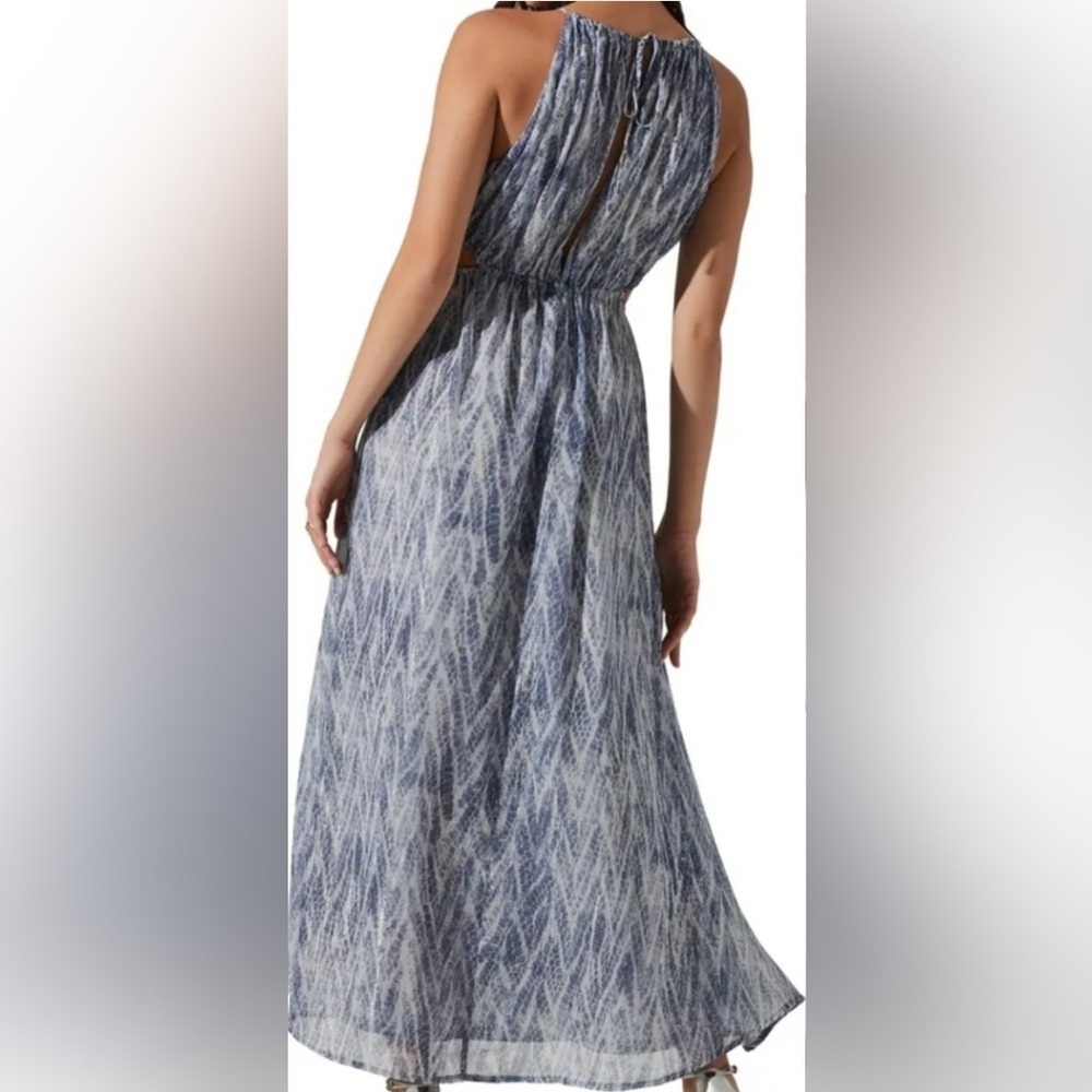 🦋 ASTR The Label Blue Print Maxi Dress – Cutout Sides - Halter Style - Picture 4 of 10